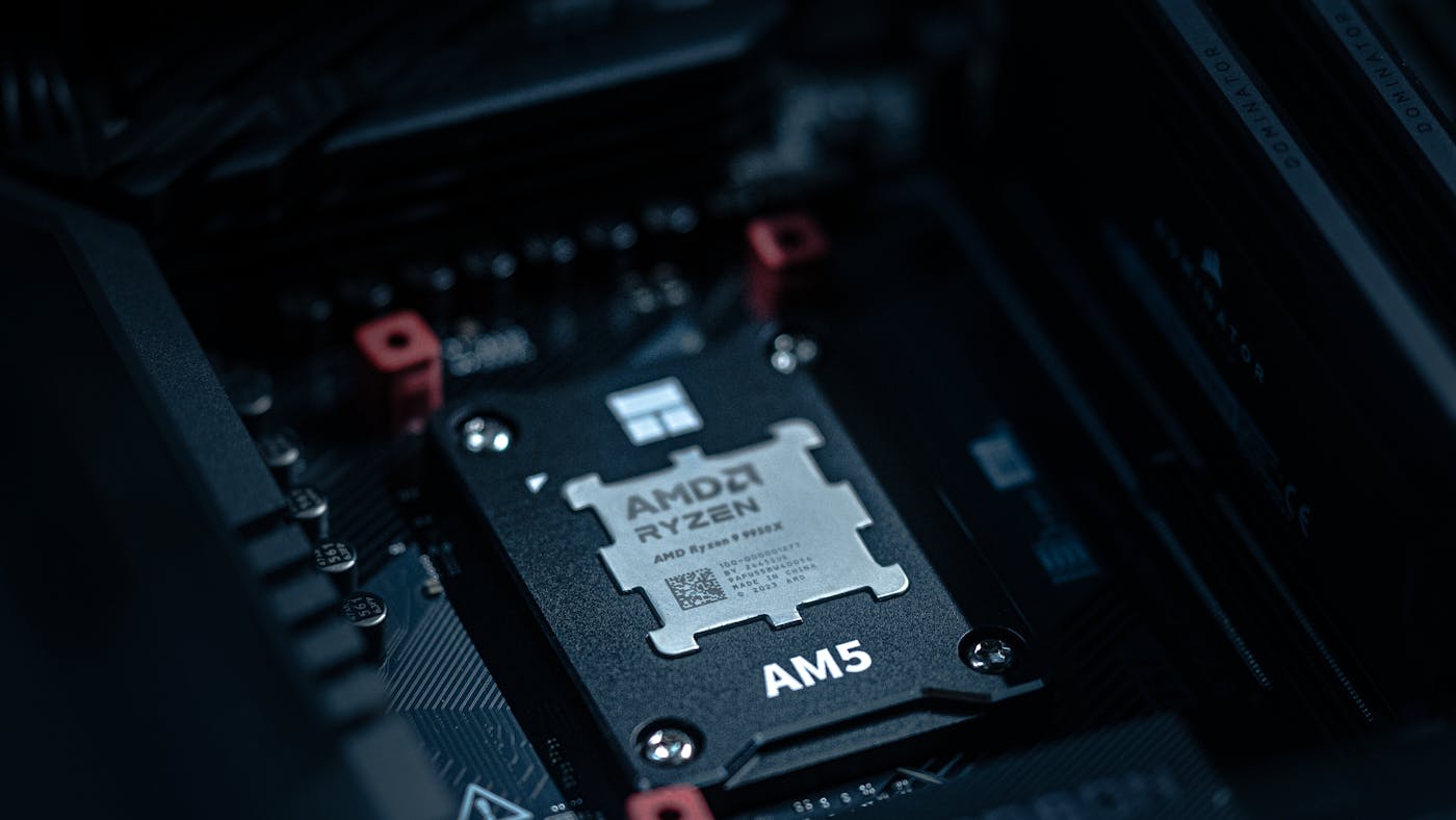 Procesador AMD Ryzen instalado sobre una motherboard moderna