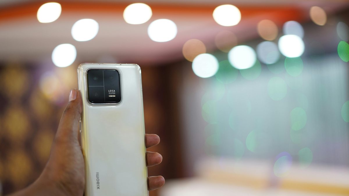 Celular Xiaomi sostenido en la mano, usado como referencia de Android gama media