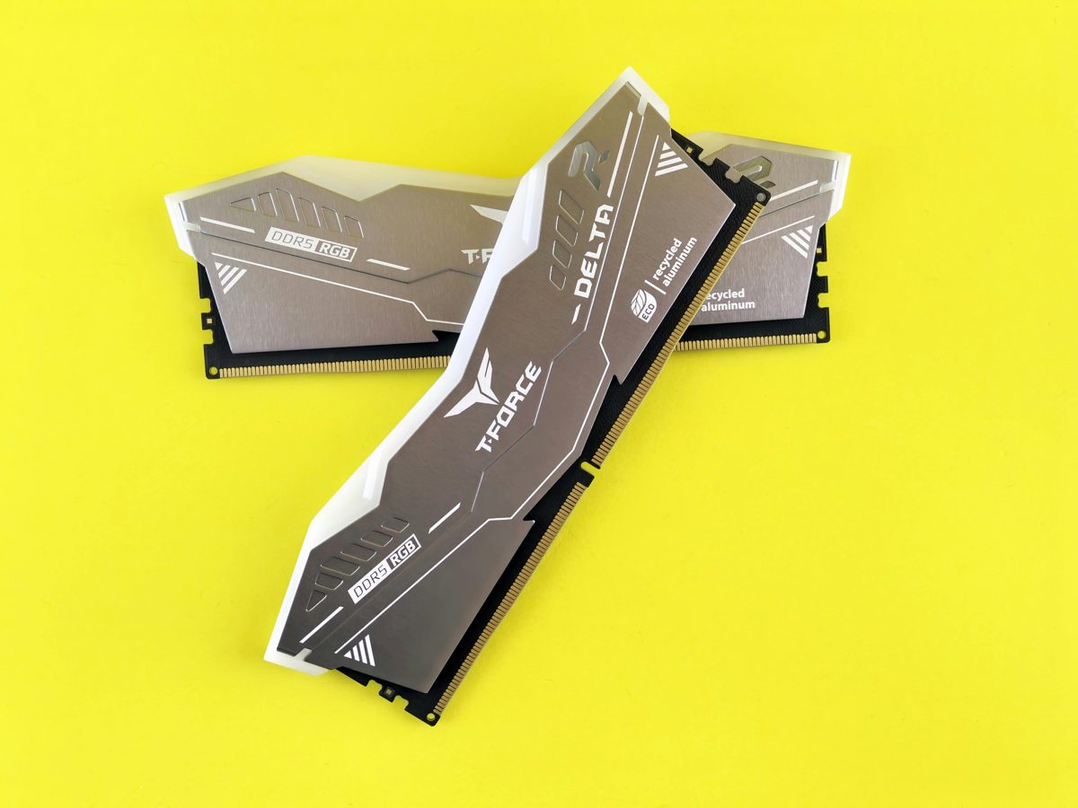 Dos módulos de memoria RAM DDR5 sobre fondo amarillo