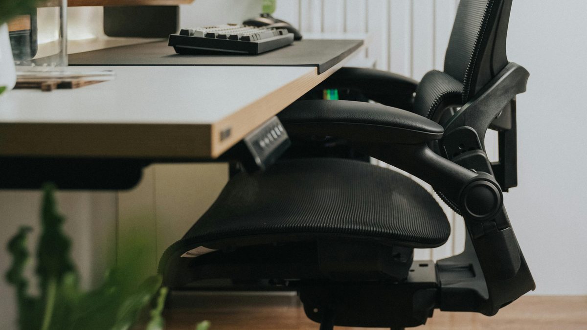 Silla ergonómica frente a un escritorio moderno