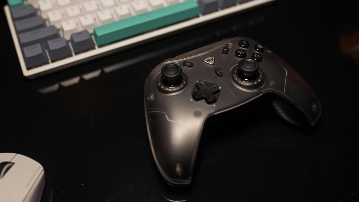 Control de videojuegos sobre un escritorio gamer con teclado y mouse