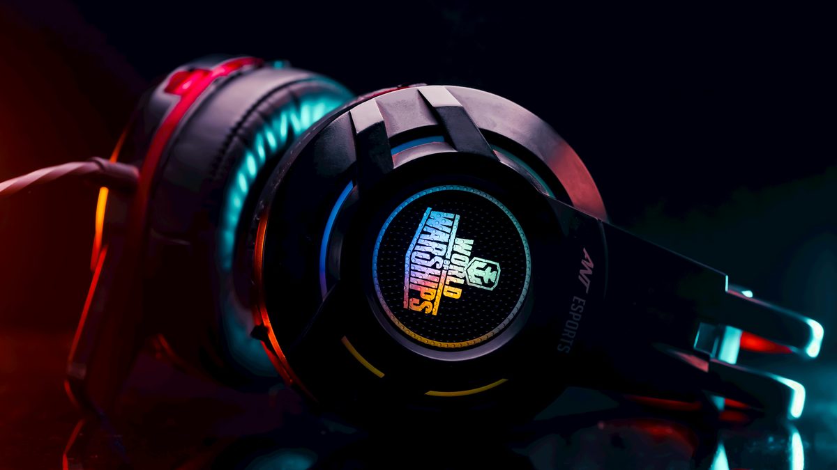 Auriculares gamer con iluminación LED sobre una mesa