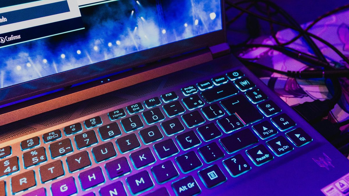Notebook gamer con teclado RGB encendido en un escritorio