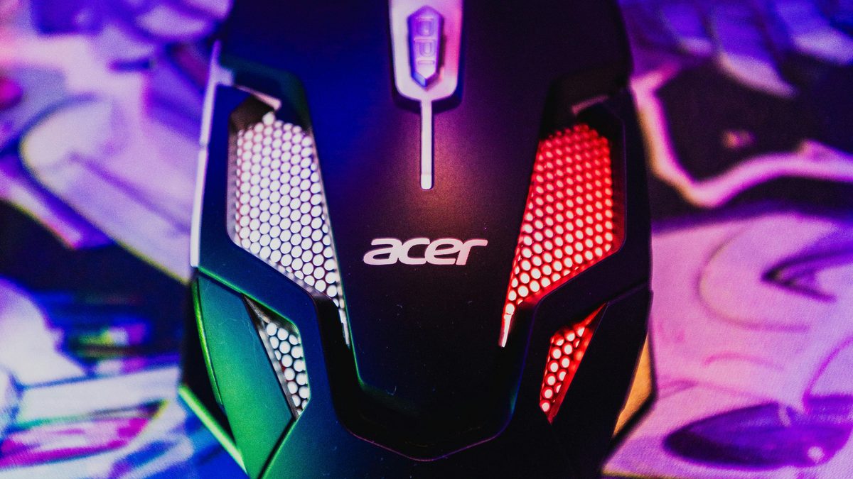 Mouse gamer con iluminación RGB sobre un mousepad colorido