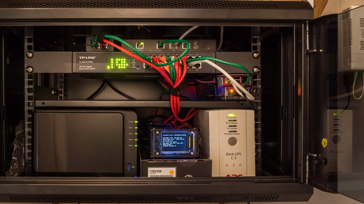 UPS APC protegiendo un rack doméstico con router, switch y NAS