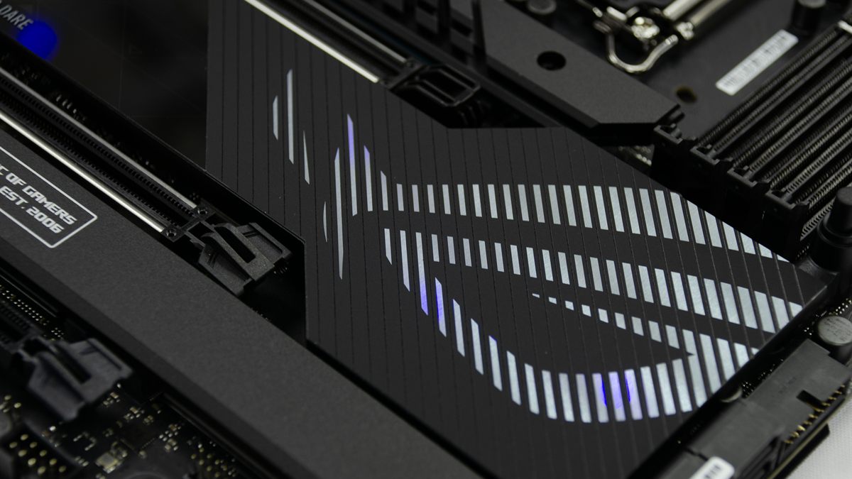 Motherboard Intel Z790 moderna con disipadores y ranuras DDR5