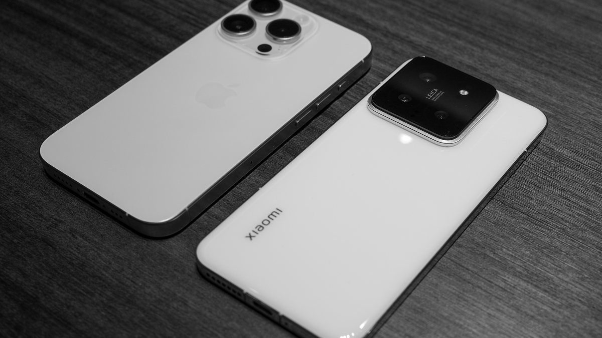 Un iPhone y un Xiaomi sobre una mesa, vistos de cerca