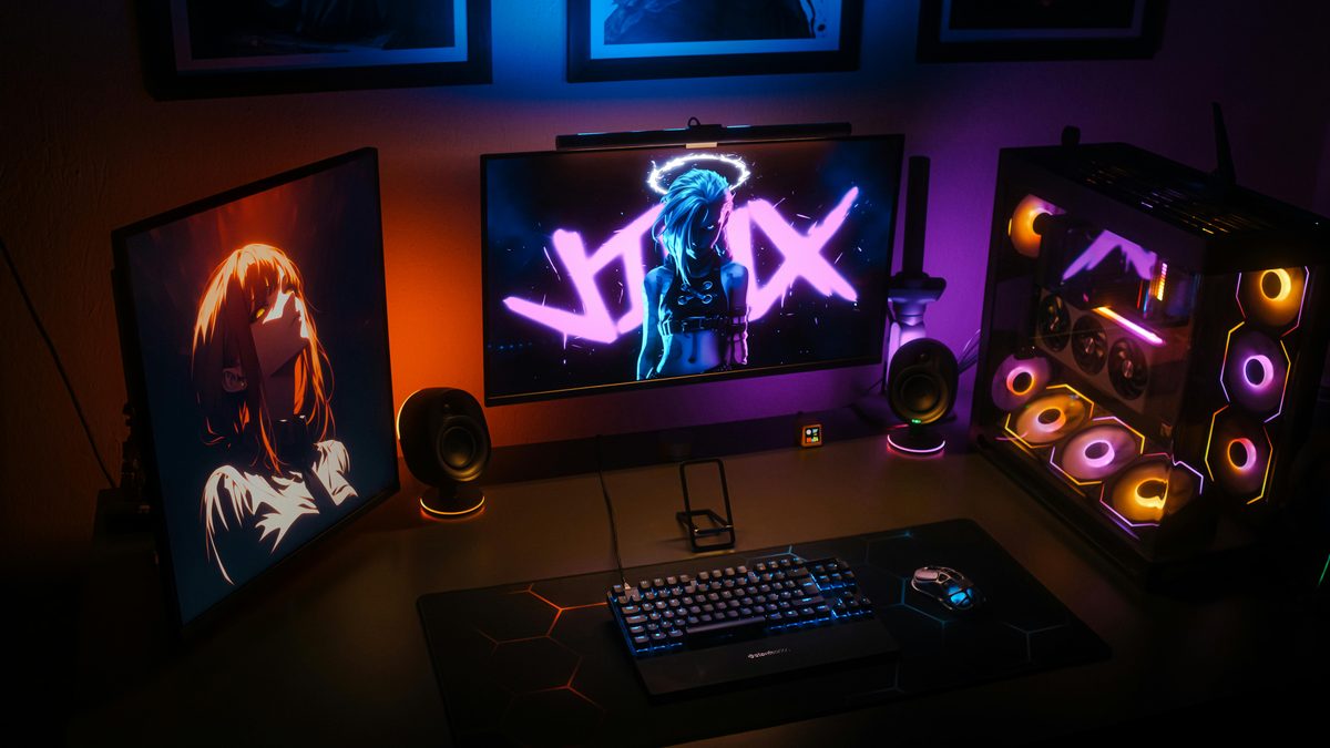 Setup gamer con dos monitores y una PC con iluminación RGB