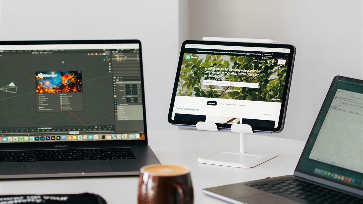 Dos notebooks y una tablet sobre una mesa de trabajo