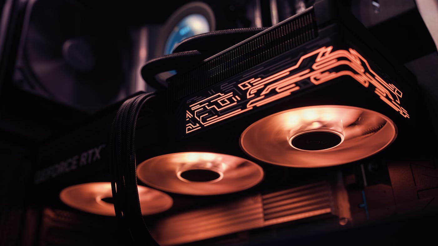 Tarjeta de video GeForce RTX moderna con iluminación RGB dentro de una PC