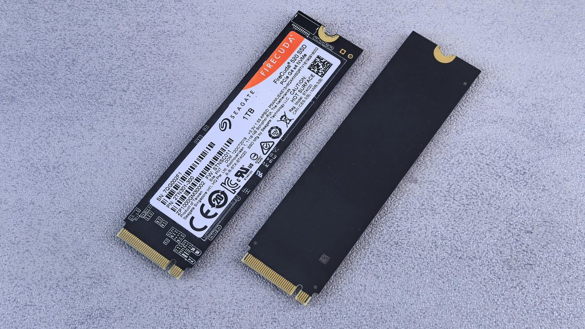 Dos SSD NVMe M.2 sobre una superficie gris