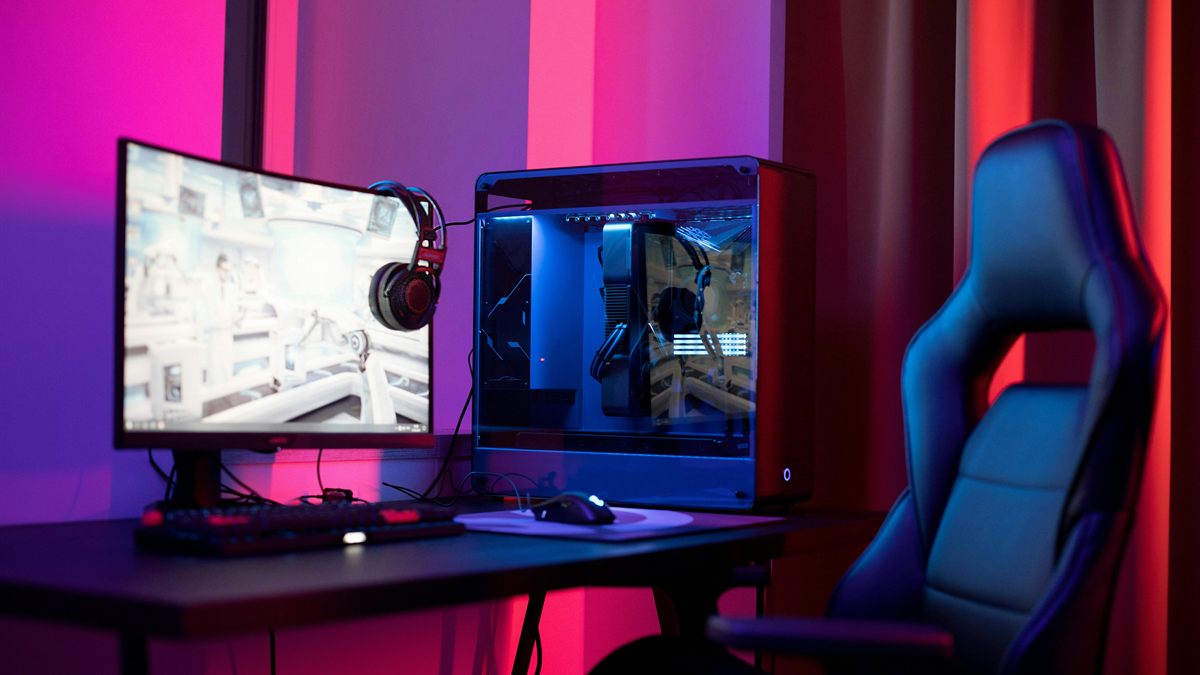 Setup gamer completo con torre, monitor, periféricos y silla