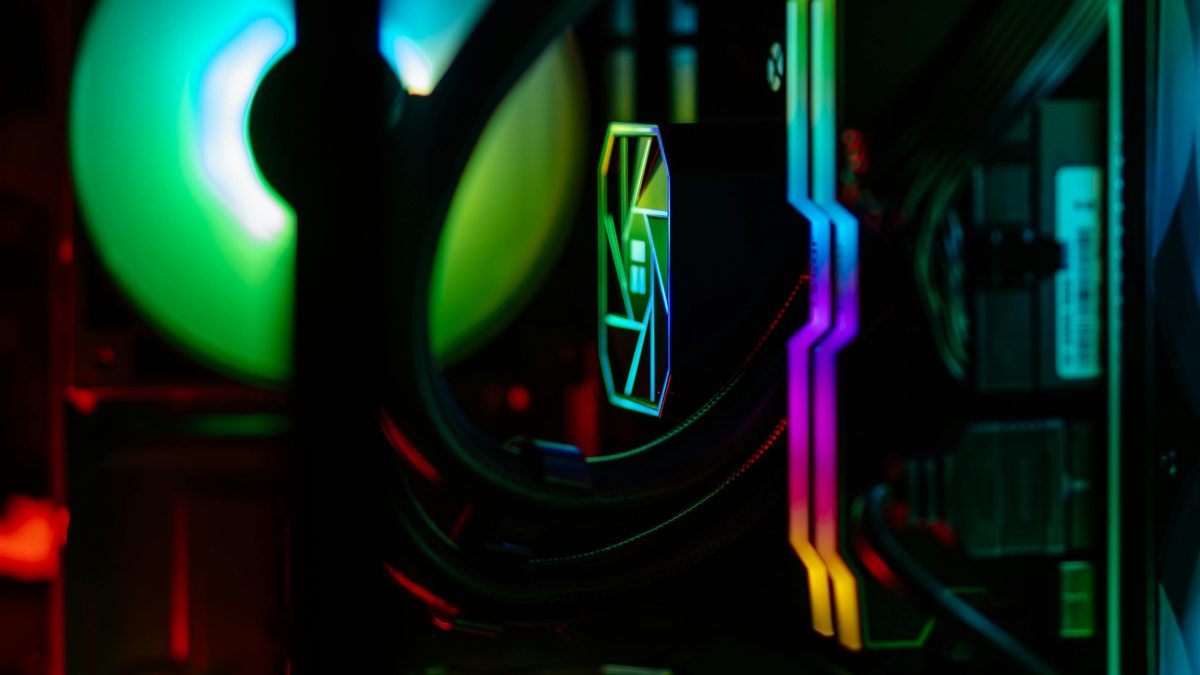 Interior de una PC gamer con refrigeración líquida e iluminación RGB