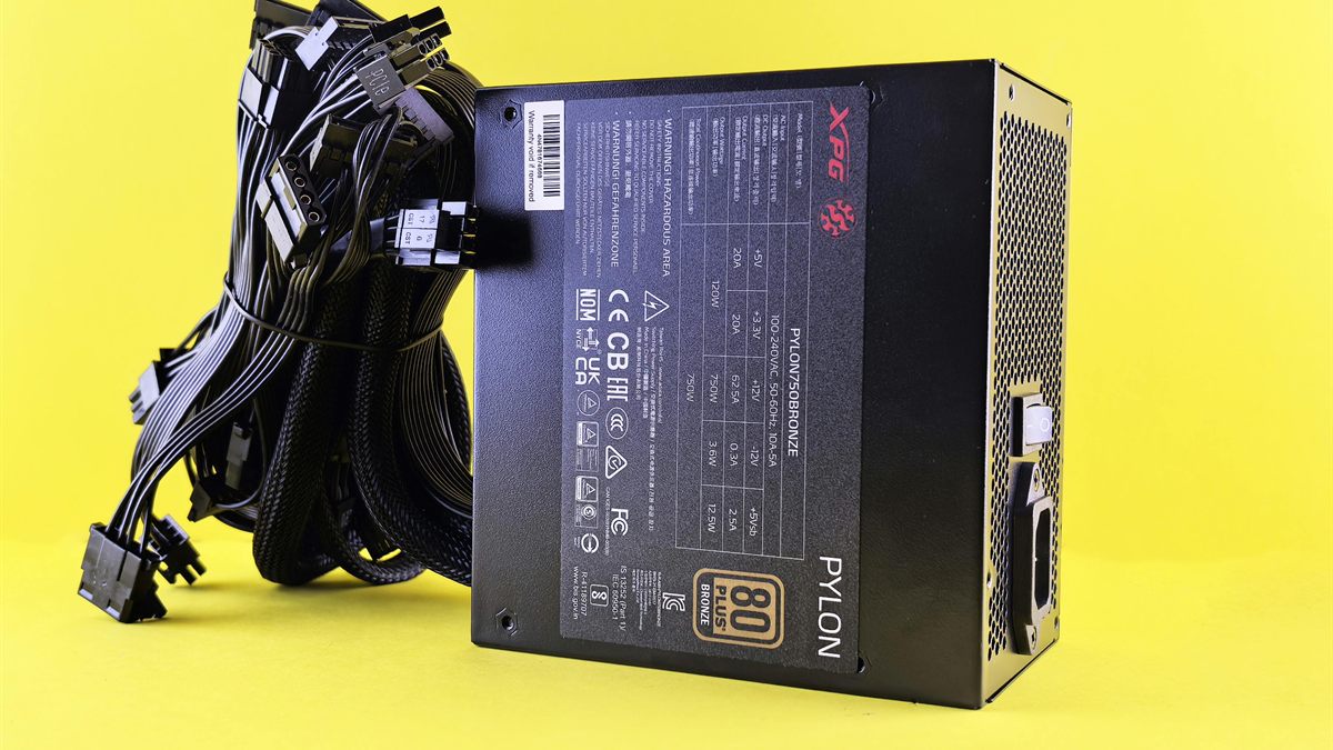Fuente de alimentación para PC con cables sobre fondo amarillo