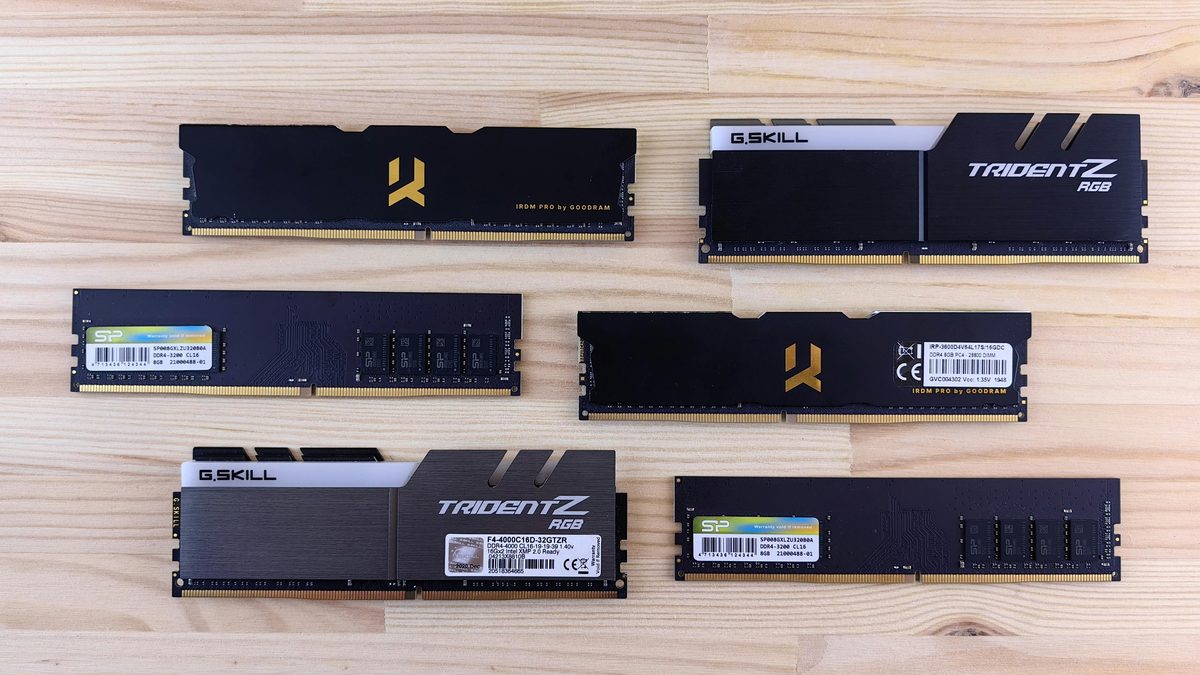 Varios módulos de memoria RAM sobre una mesa de madera