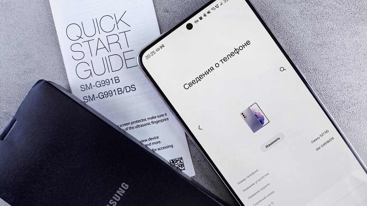 Celular Samsung sobre una superficie gris visto desde arriba