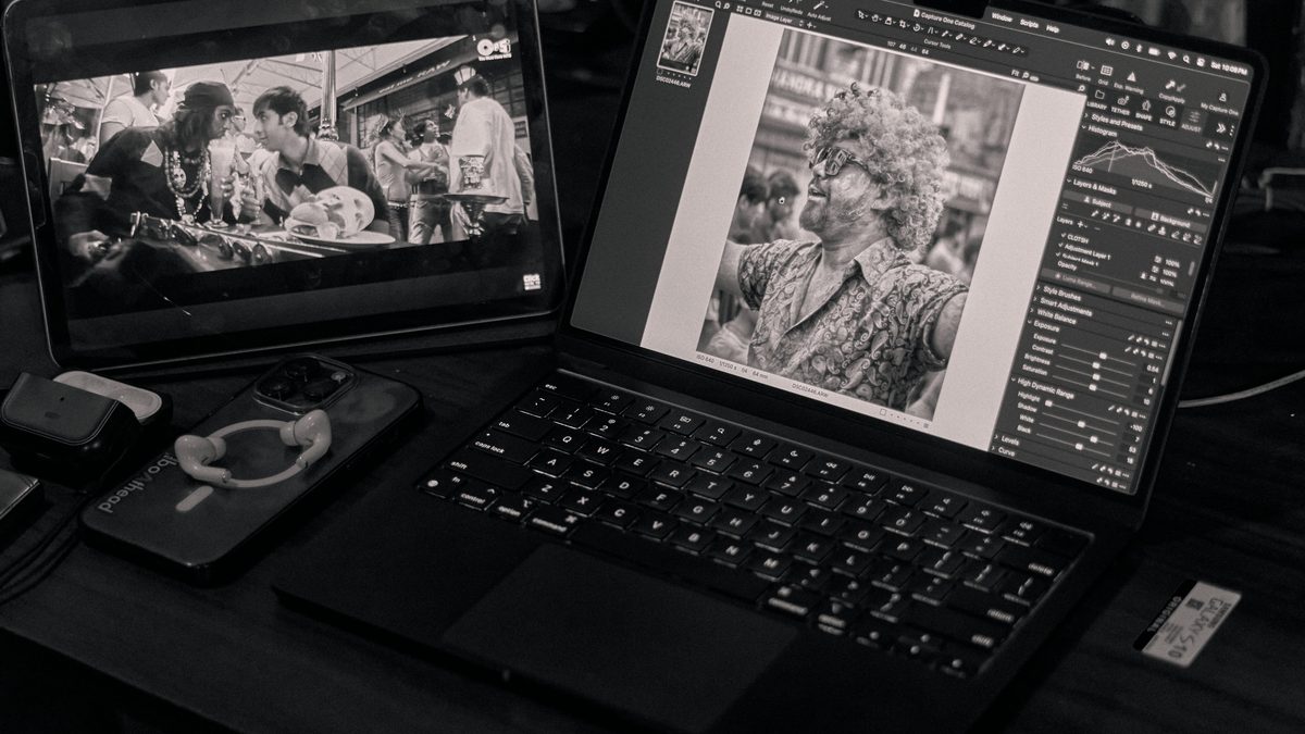 Tablet y notebook sobre un escritorio de trabajo