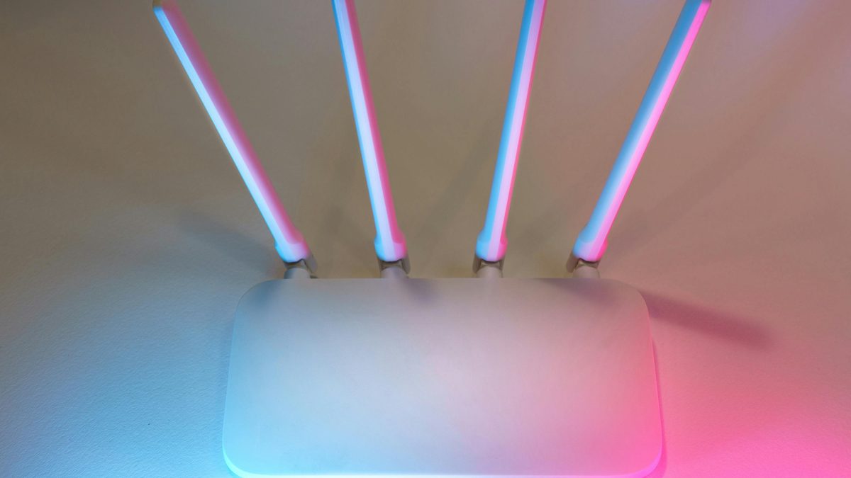 Router inalámbrico blanco con antenas sobre fondo claro